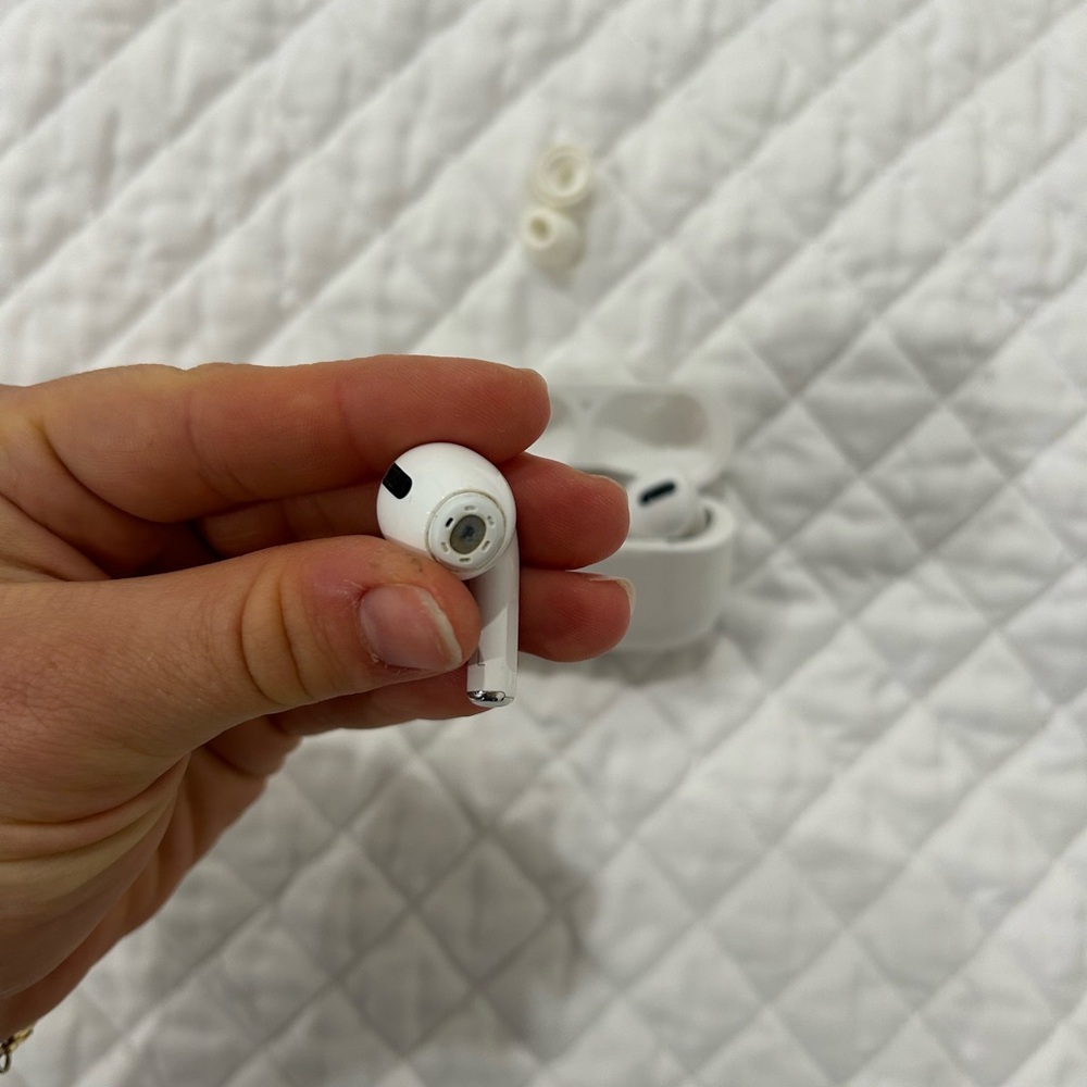 AirPod pros - Picture 2 of 4